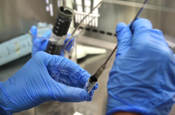 Trabajo en laboratorio con muestras colectadas en la expedición Uruguay Sub 200 Trabajo en laboratorio con muestras colectadas en la expedición Uruguay Sub 200