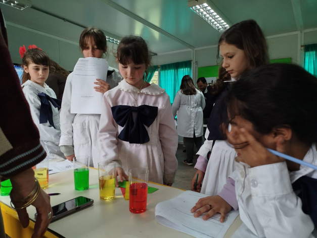 Escolares participando de la actividad Escolares participando de la actividad