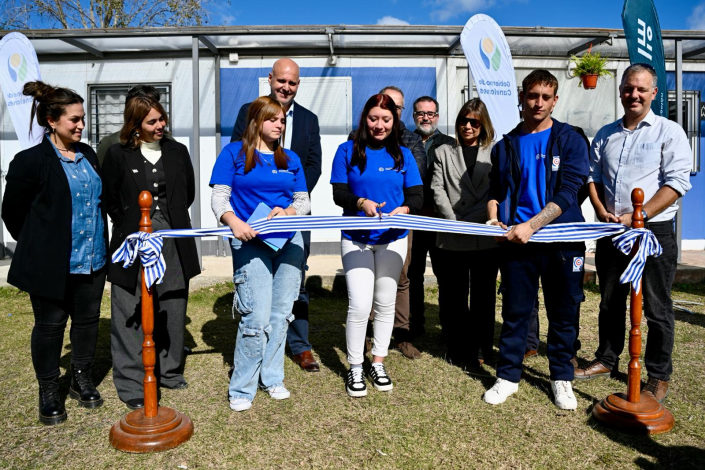Personas cortando cinta en inauguración