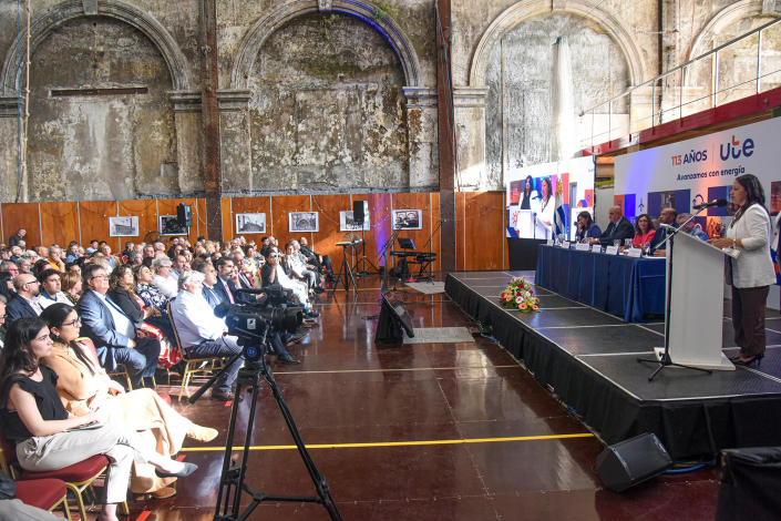 Cardona en atril; en frente, público