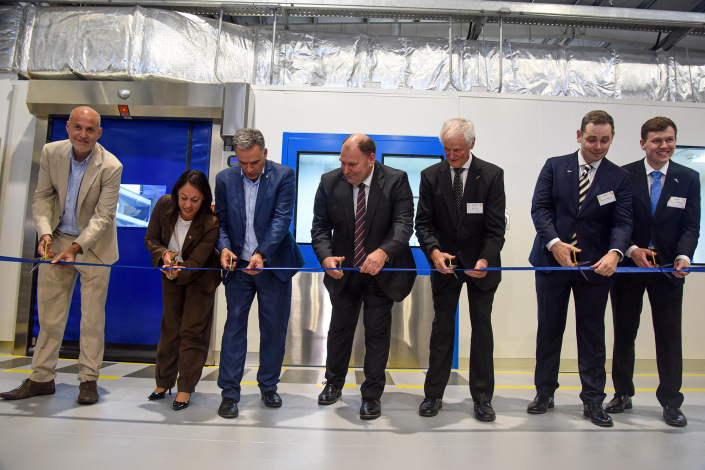 Autoridades y representantes de la empresa cortan la cinta