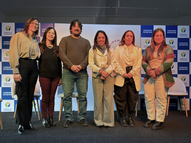 Autoridades de pie, entre ellas Fernanda Cardona.