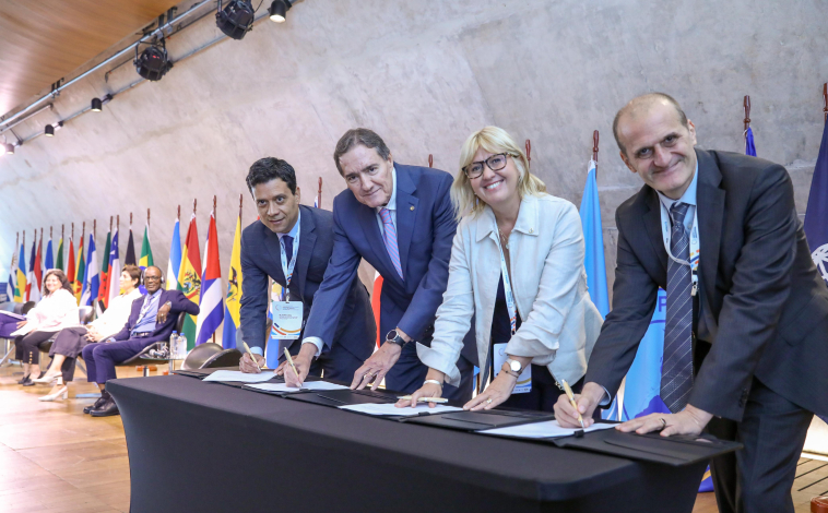 Acuerdo por la Atención Primaria de Salud La ministra Lustemberg y autoridades de OPS, BID y Banco Mundial firman un acuerdo internacional