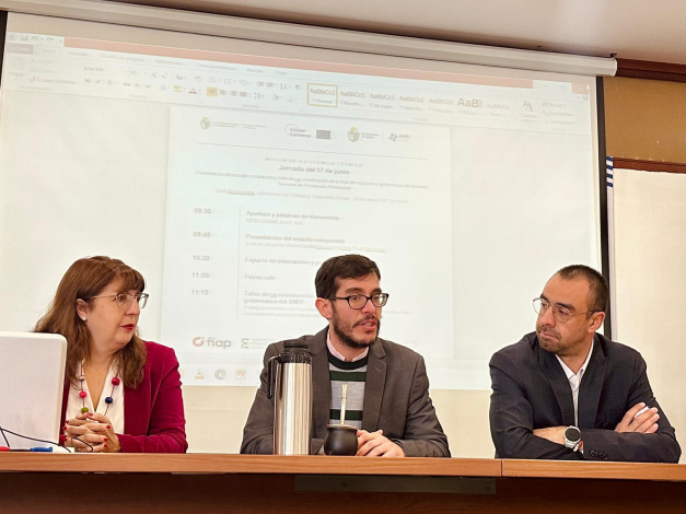 Autoridades durante sus exposiciones