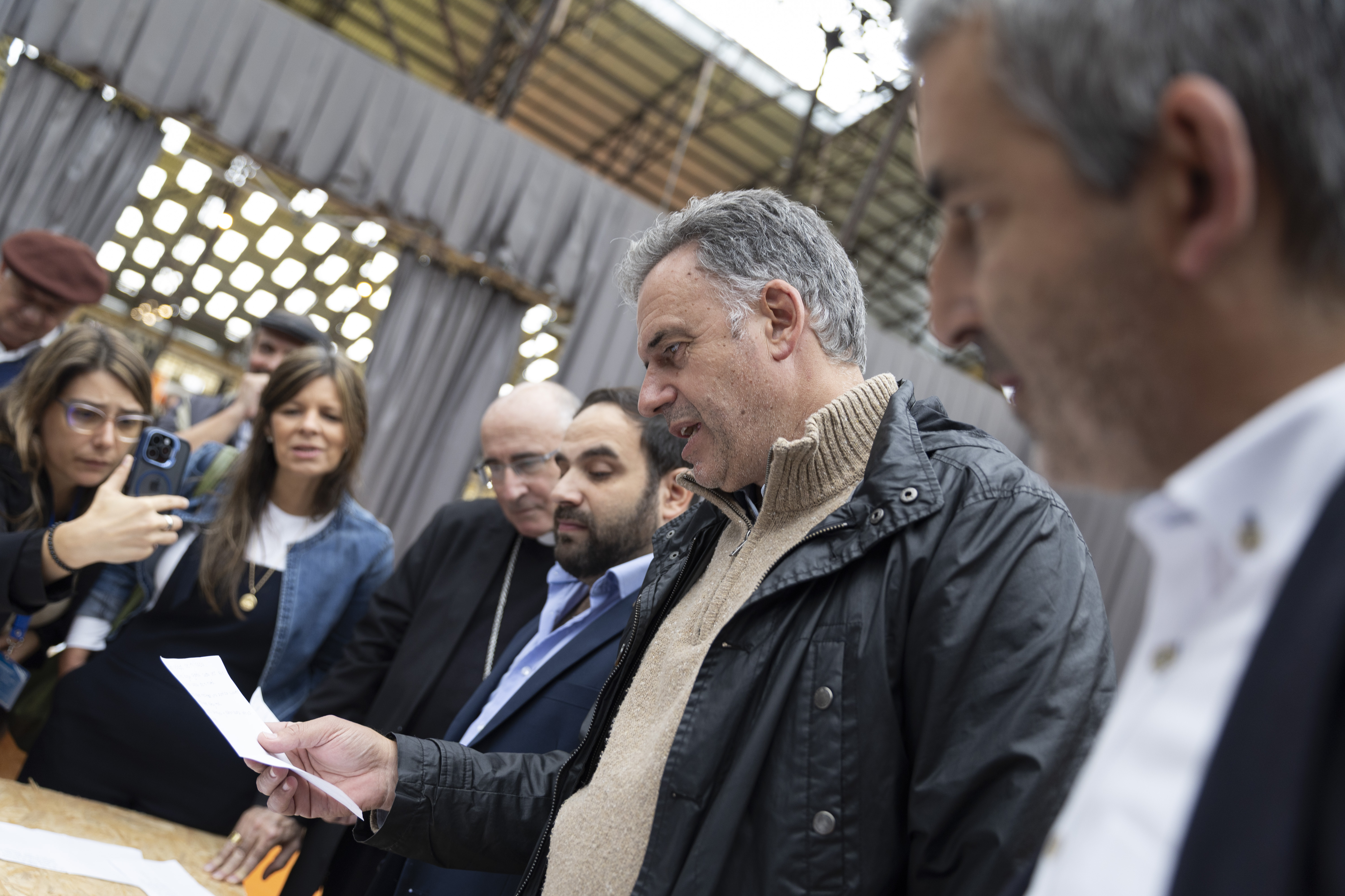 Orsi leyendo carta