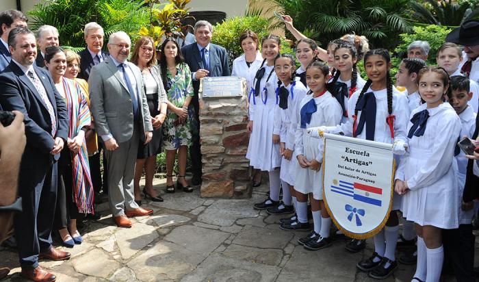 Imagen del festejo del centenario de la escuela Artigas en Paraguay