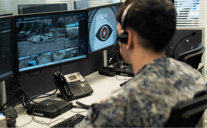 Nuevo Centro de Operaciones de Emergencias Sanitarias optimizará niveles de respuesta inmediata Funcionario del Centro de Comando Unificado observa un monitor, con auriculares puestos
