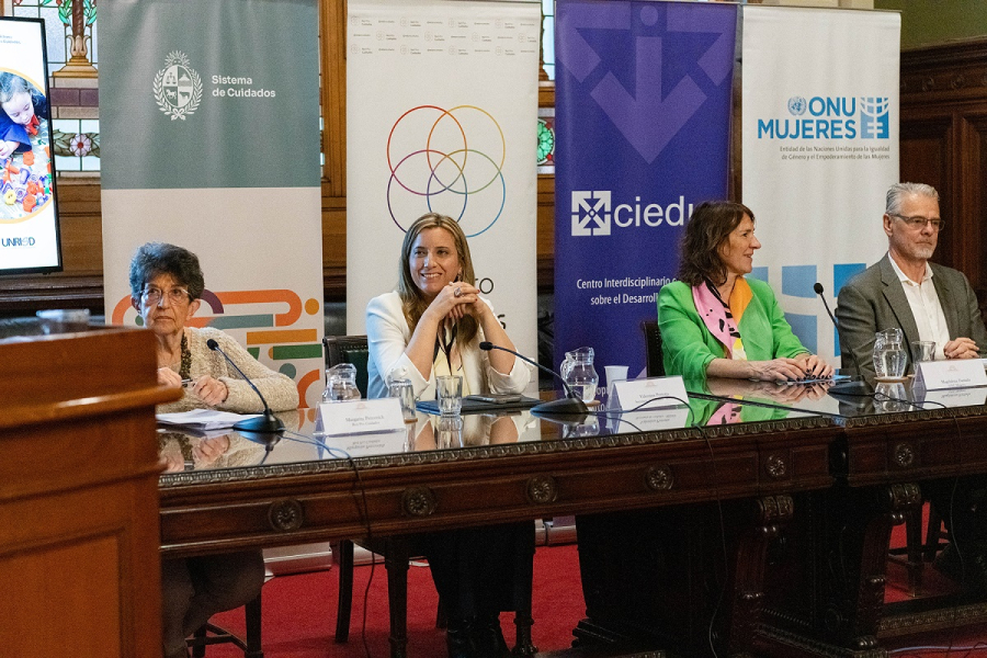 Mesa de apertura: Valentina Perrotta, Magdalena Furtado, Margarita Percovich, Federico Burone