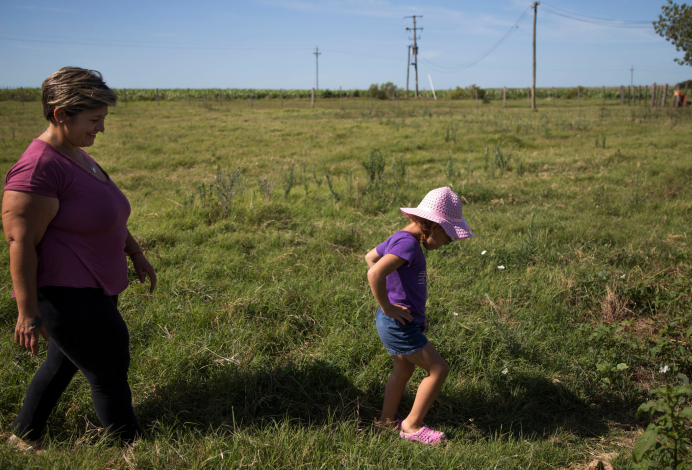 Cuidados y cambio climático Niña y mujer pasean en el campo