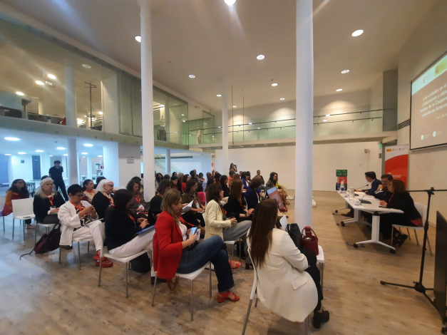 Encuentro sobre cuidados organizado por AECID Mesa de apertura y público presente