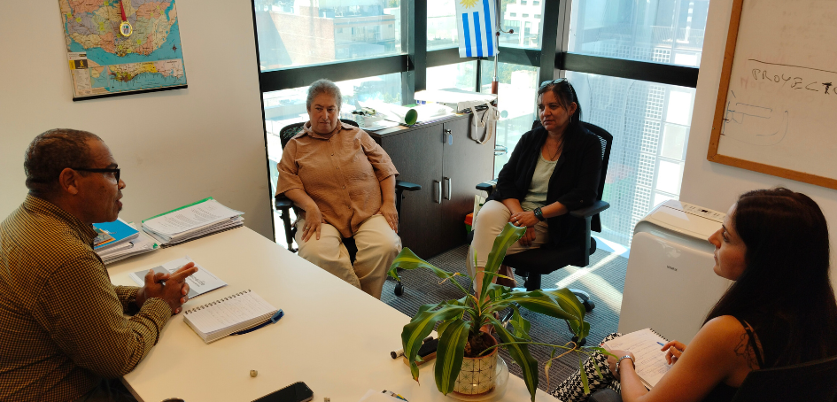 Aníbal Pintos recibe a Mónica Pérez y Gabriela Serna del departamento de Florida Aníbal Pintos recibe a Mónica Pérez y Gabriela Serna del departamento de Florida